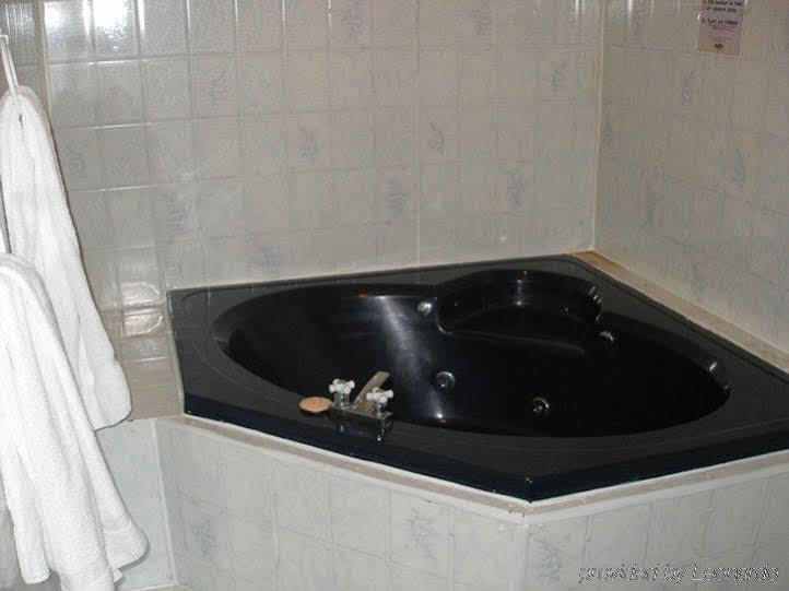 Lively Inn And Suites - Sudbury Naughton Habitación foto